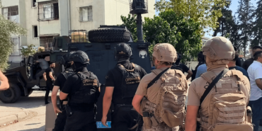 Adana Yüreğir'de polise el bombasıyla direnen firari zanlı ve suç ortağı tutuklandı