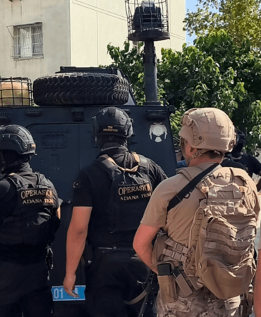 Adana Yüreğir'de polise el bombasıyla direnen firari zanlı ve suç ortağı tutuklandı