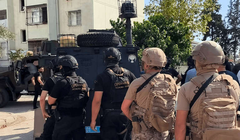 Adana Yüreğir'de polise el bombasıyla direnen firari zanlı ve suç ortağı tutuklandı
