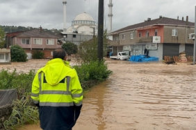 Sakarya Karasu'da Şiddetli Sağanak Nedeniyle Taşan Dere Ev ve İş Yerlerini Bastı