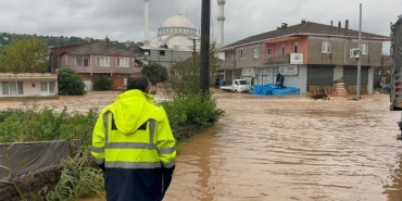 Sakarya Karasu'da Şiddetli Sağanak Nedeniyle Taşan Dere Ev ve İş Yerlerini Bastı