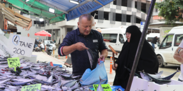 Rize'de tezgahlara inen palamut tanesi 50 liradan alıcı buluyor