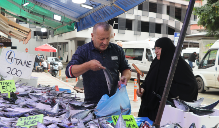 Rize'de tezgahlara inen palamut tanesi 50 liradan alıcı buluyor