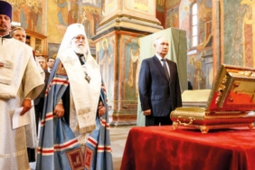 Moskova Askerlere Manevi Destek İçin Prens Dmitri Donskoy'un Kemiklerini Cepheye Taşıdı