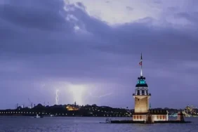 AKOM, İstanbul için kritik hava durumu uyarısı yaptı. Hafta sonu 28 dereceye çıkan sıcaklık, Salı gecesi yarısından itibaren 8-10 derece düşecek. Kentte saatte 80 kilometre hıza ulaşan fırtına ve gök gürültülü sağanak bekleniyor. İBB Afet İşleri ve Risk Yönetimi Dairesi Baş