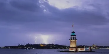 AKOM, İstanbul için kritik hava durumu uyarısı yaptı. Hafta sonu 28 dereceye çıkan sıcaklık, Salı gecesi yarısından itibaren 8-10 derece düşecek. Kentte saatte 80 kilometre hıza ulaşan fırtına ve gök gürültülü sağanak bekleniyor. İBB Afet İşleri ve Risk Yönetimi Dairesi Baş
