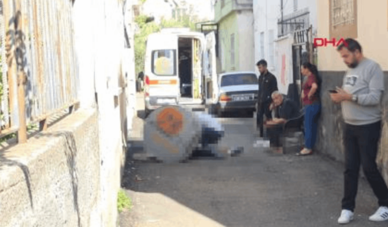 Kozan'da iki katlı evin çatısından su deposuyla düşen kişi yaşamını yitirdi