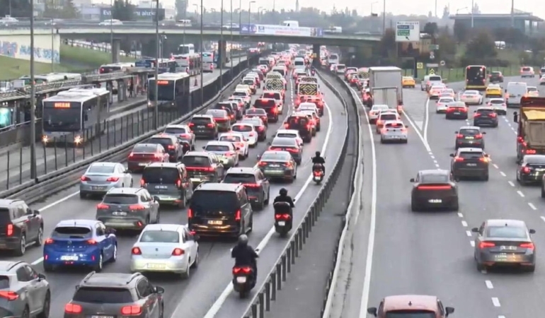 İstanbul’da haftanın ilk gününde trafik yoğunluğu Anadolu Yakası’nda yüzde 78’i buldu