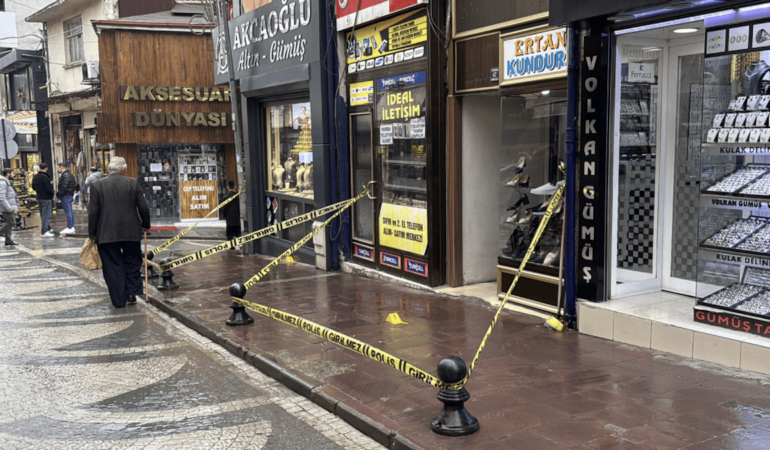 Kastamonu Belediye Caddesi’nde Av Tüfekli Saldırı: 4 Kişi Yaralandı, Şüpheli Firari